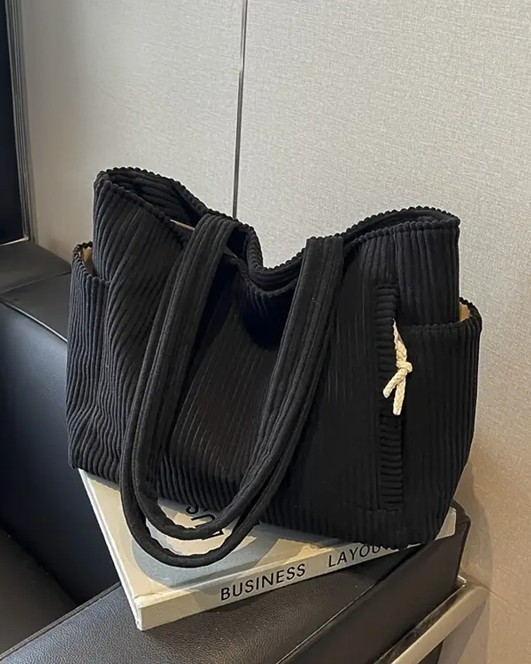 Stribbe™ - Ribbad Toteväska med Dragskodetalj