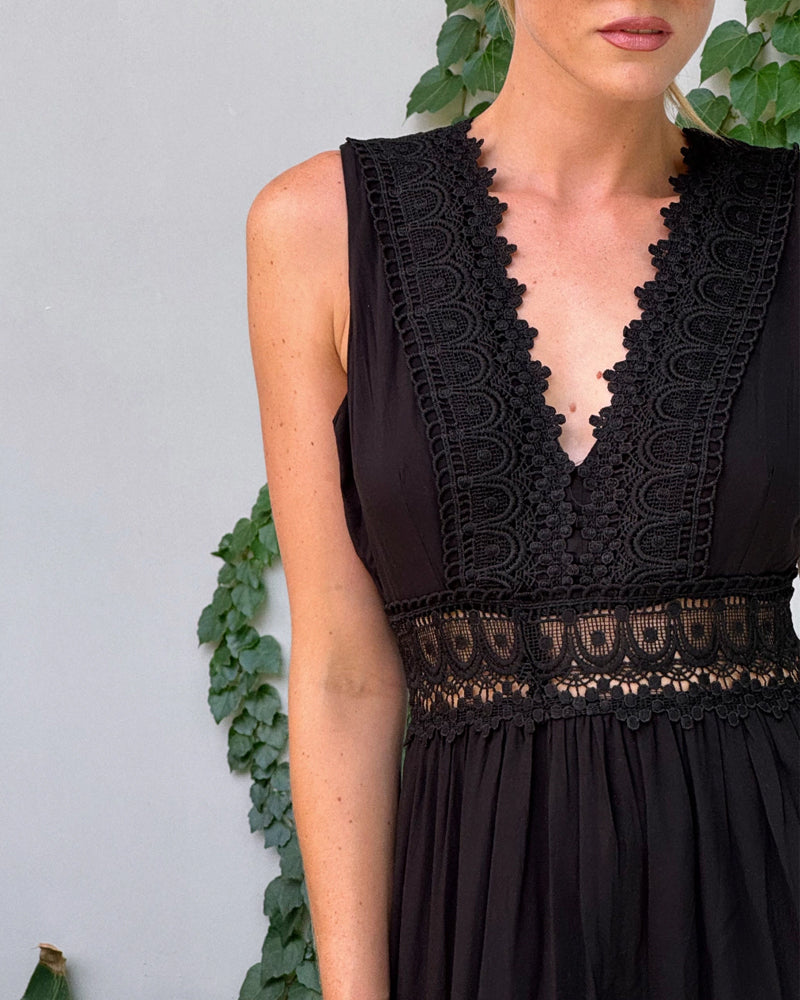 Sora™ – Ärmlös Boho Midiklänning med Spetsdetaljer